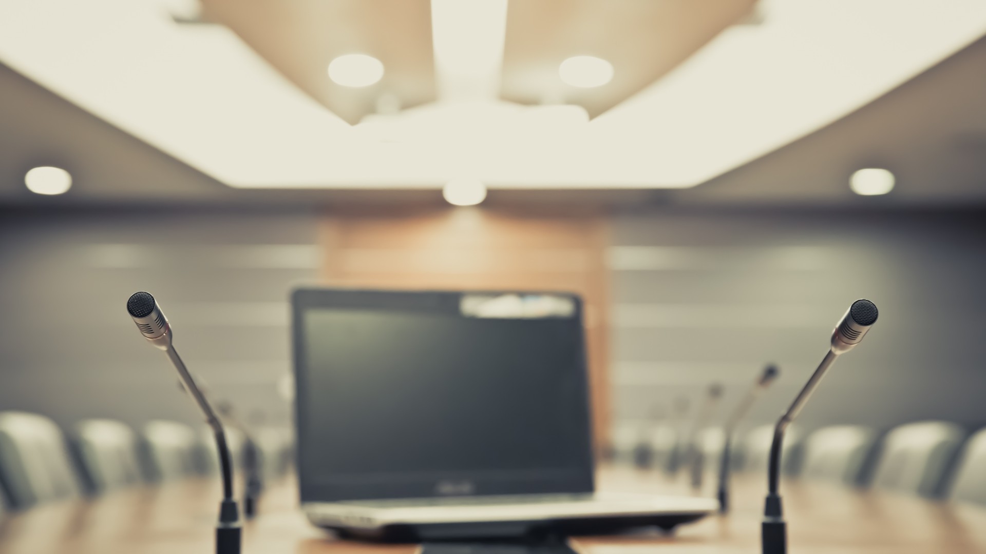 Salle, micro et laptop