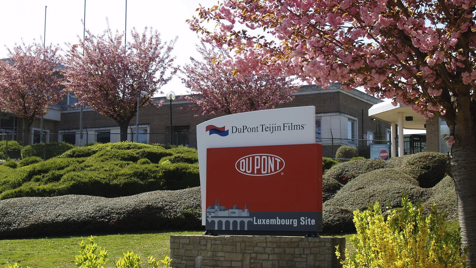 DuPont Luxembourg (resize)